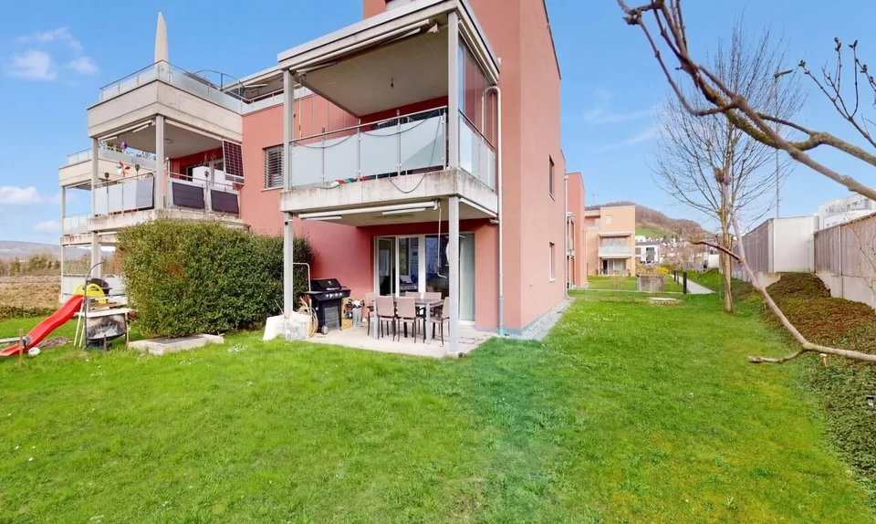 Moderne 3.5-Zimmer-Gartenwohnung mit 184 m² Garten und Sitzplatz