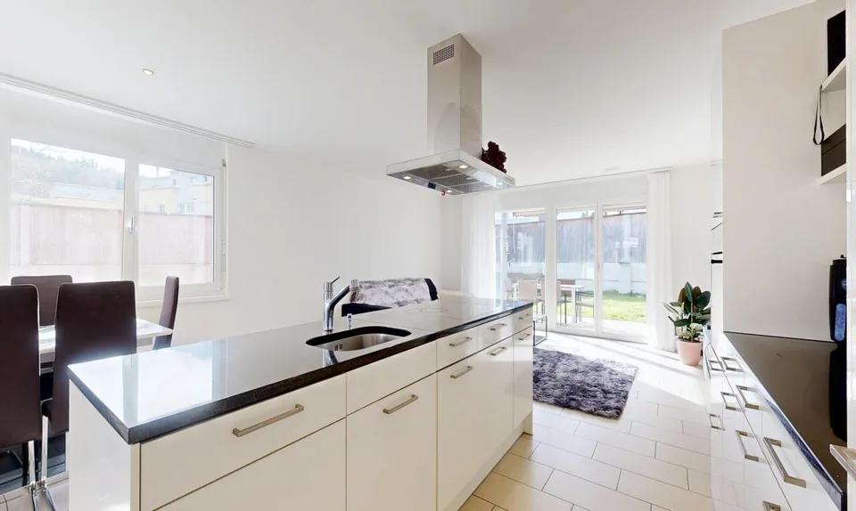Moderno appartamento con giardino di 3,5 locali con giardino di 184 m² e area salotto