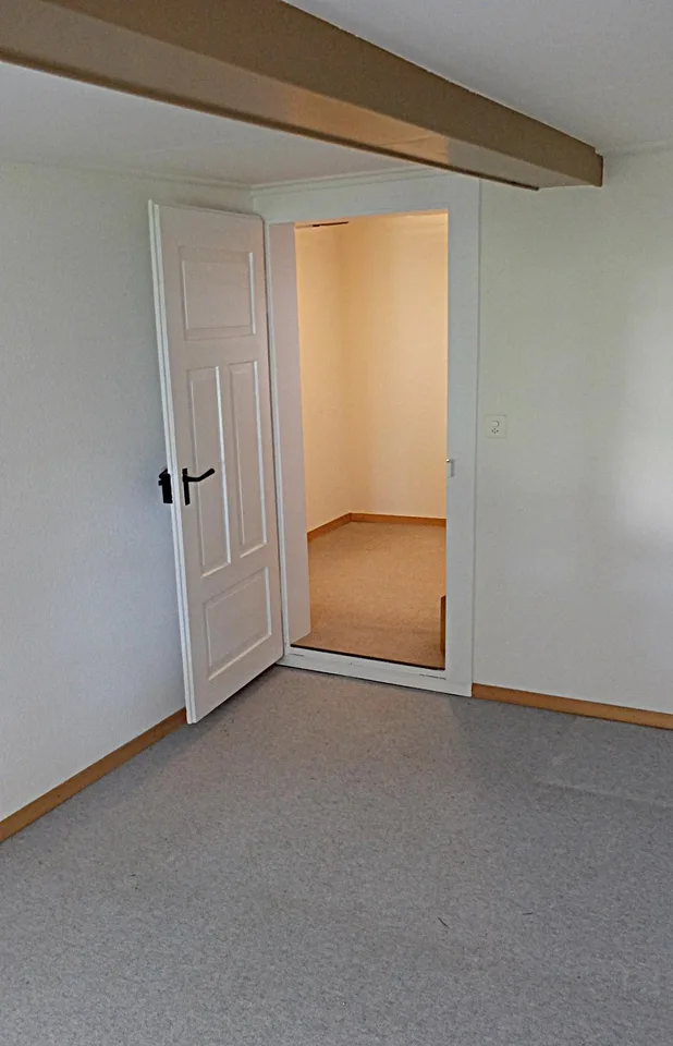 4.5 Zimmer Einfamilienhaus zweiseitig angebaut mit Autoabstellplatz