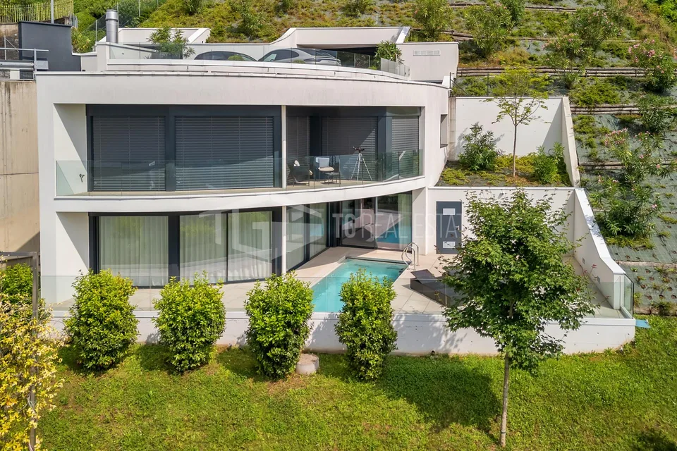 Eleganza Contemporanea con Vista Lago
