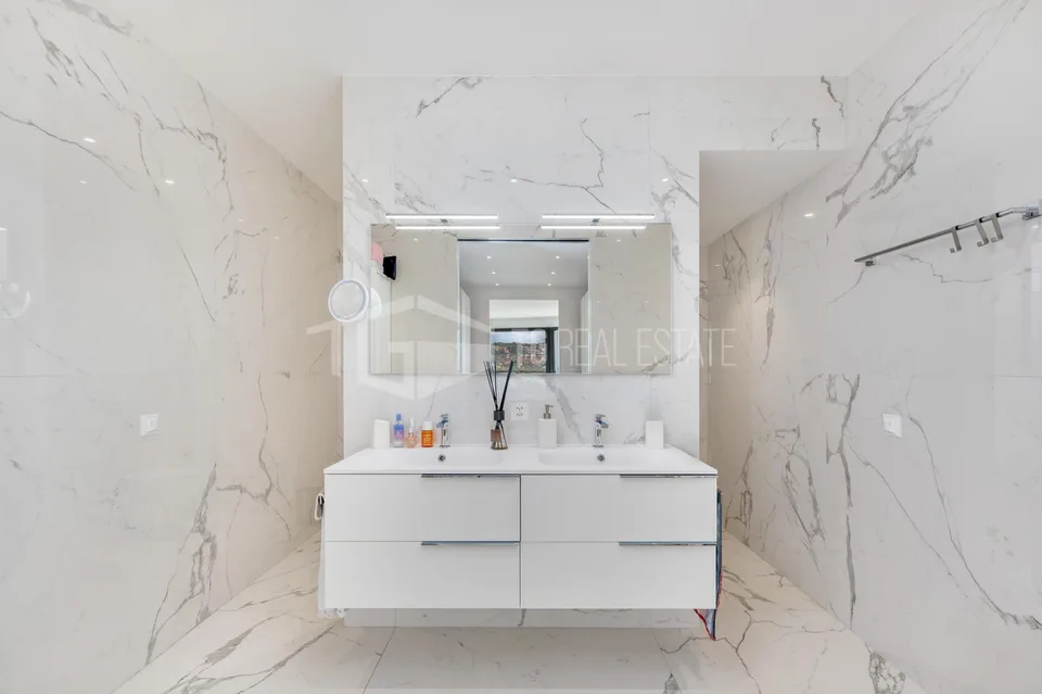 Eleganza Contemporanea con Vista Lago