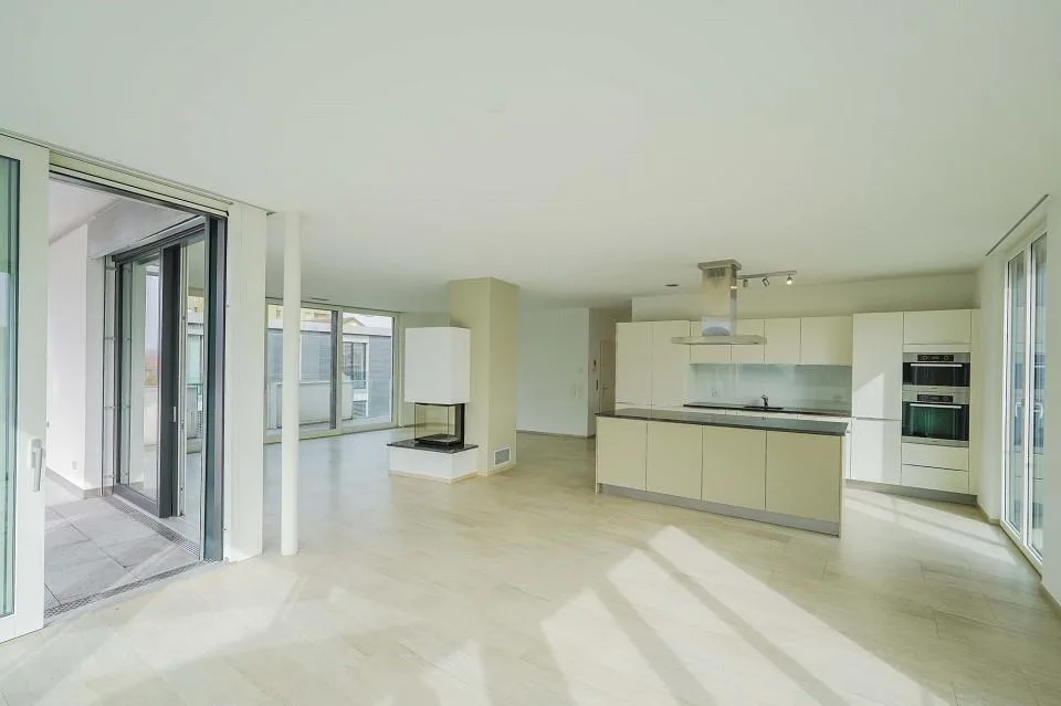 Wohngenuss der Extraklasse! Elegante 4.5 Zimmer-Attikawohnung an ze...