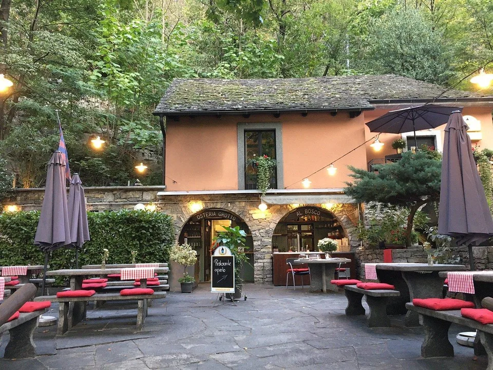 INCANTEVOLE GROTTO VICINO AL BOSCO