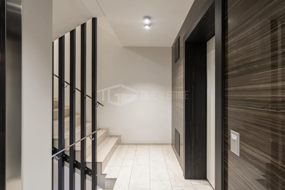 UFFICIO DI ALTO STANDING IN RESIDENZA CONTEMPORANEA