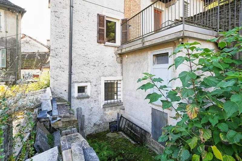 2-Familienhaus mit Rustico im Dorfkern / casa bifamiliare con rusti...