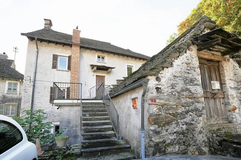 2-Familienhaus mit Rustico im Dorfkern / casa bifamiliare con rusti...