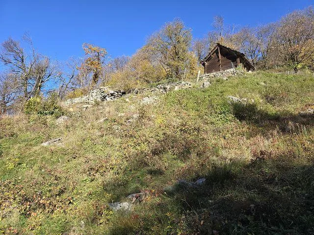 Stall zum Ausbauen bewilligtes Projekt, sehr ruhig, sonnig /Stalla ... – photo 13 sur 24