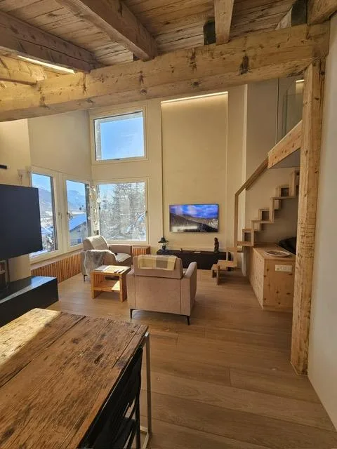 Charmante Attikawohnung mit Alpinem Flair und Panoramareiche Aussicht