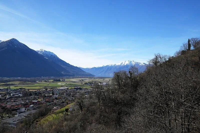Bauland von 423 m2 wovon 323 m2 in der Bauzone mit schöner Seesicht...
