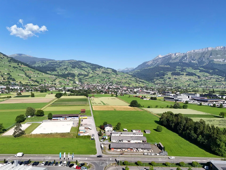 Zwei Baulandparzellen in Wohn- und Gewerbezone