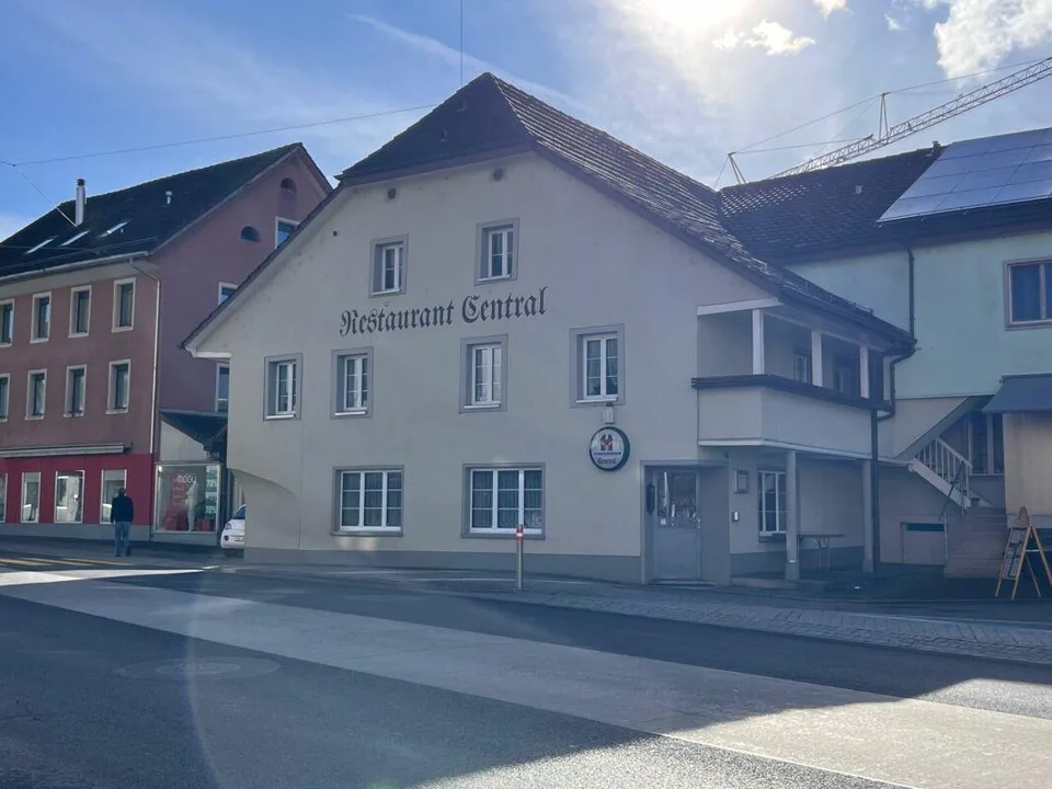 Restaurant Central mit Wohnung und Garage