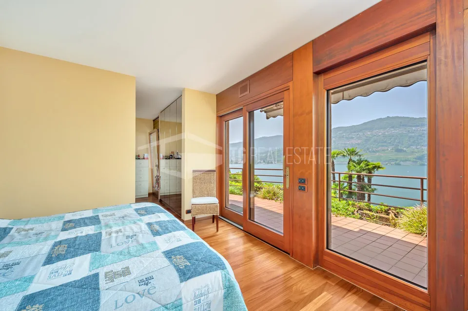 PRESTIGIOSA VILLA A MONTAGNOLA - VISTA LAGO, PISCINA INTERNA E DARSENA