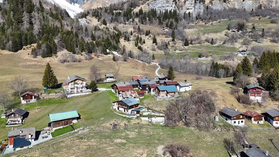 Idyllisches Restaurant mit zwei Wohnungen bei Leukerbad