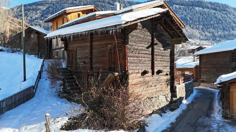 Stadel im typischen Walliserstil inmitten von Fiesch