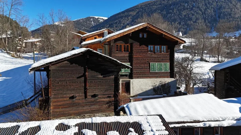 Stadel im typischen Walliserstil inmitten von Fiesch