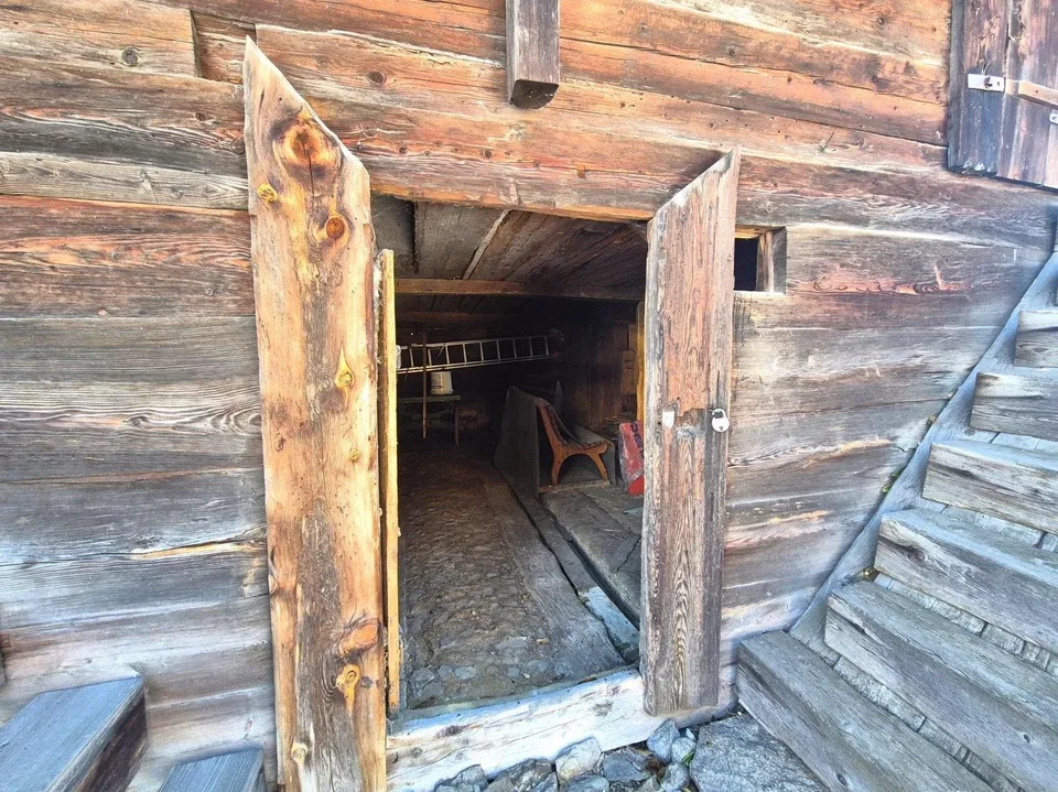 Stadel im typischen Walliserstil inmitten von Fiesch