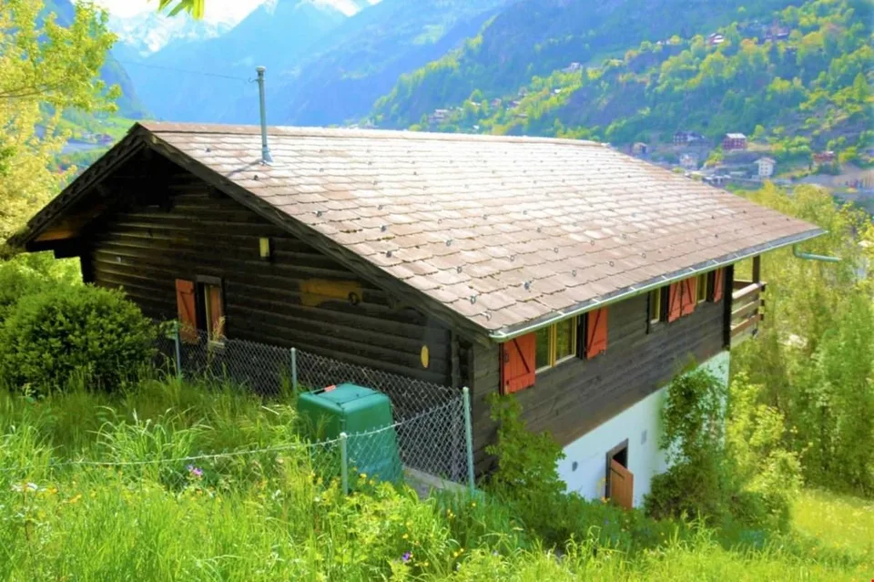 Renovationsbedürftiges Chalet bei Staldenried in herrlicher Umgebung