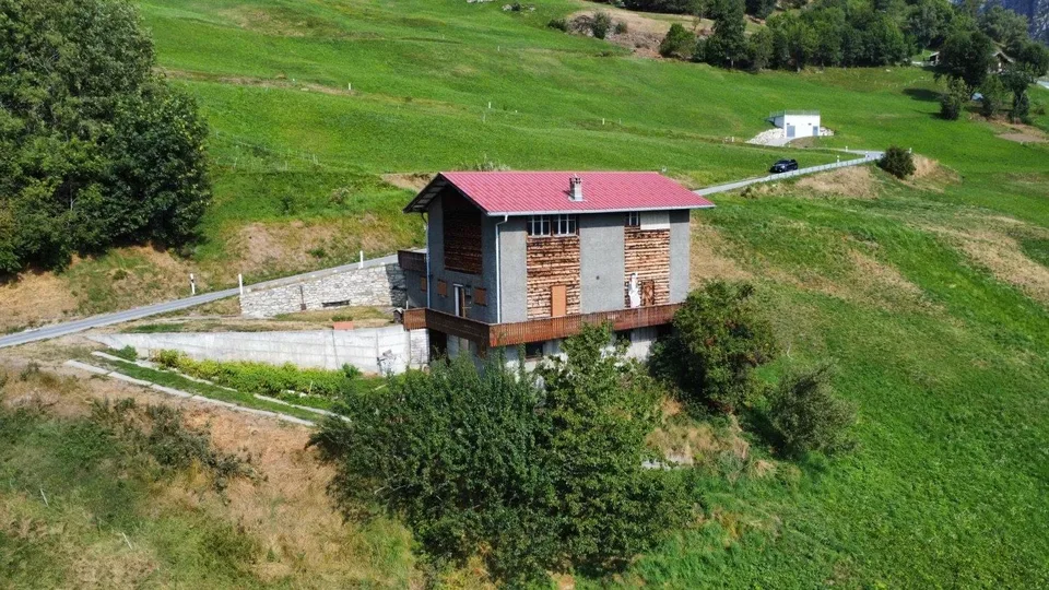 Grosszügiges Ökonomiegebäude im Safrandorf Mund