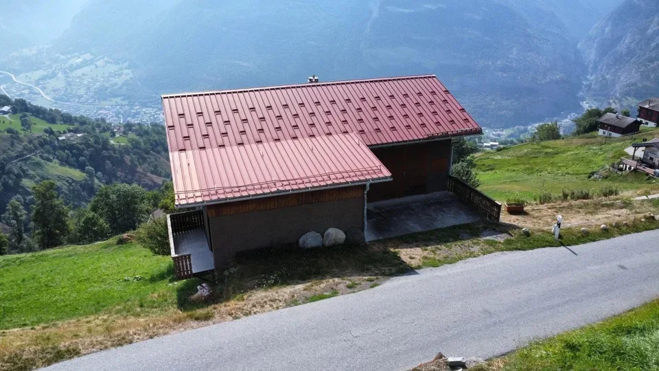 Grosszügiges Ökonomiegebäude im Safrandorf Mund – foto 11 di 13