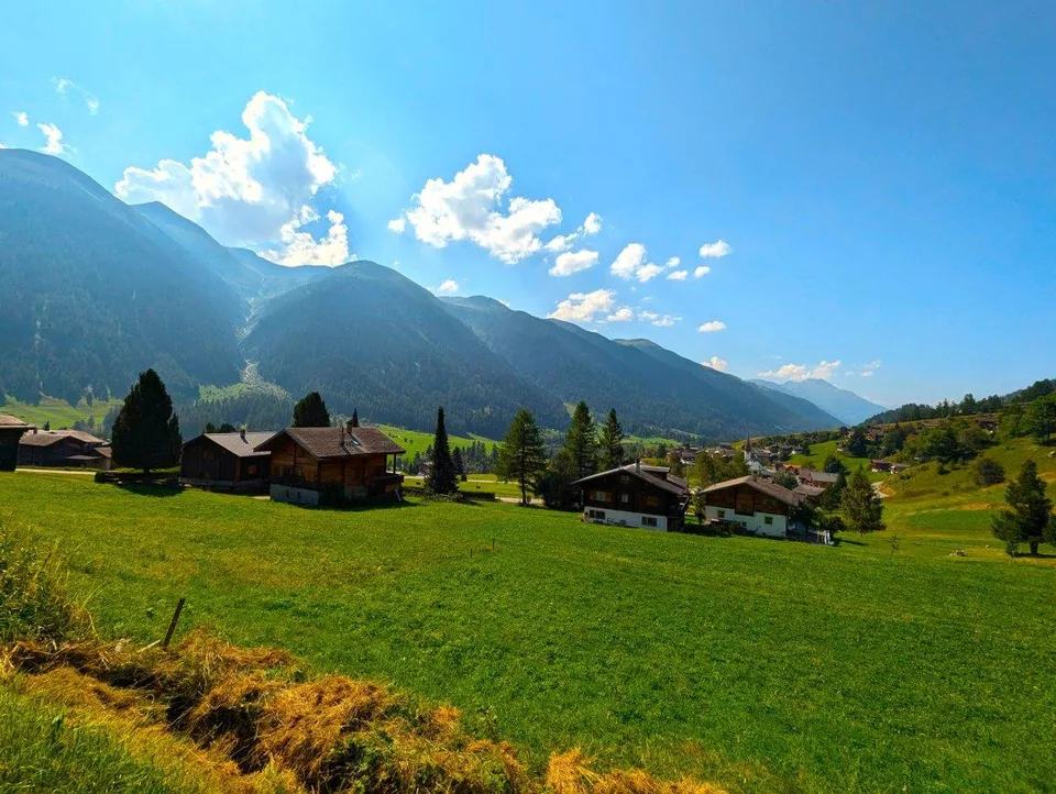 Unverbaubares Bauland am Waldesrand im Goms