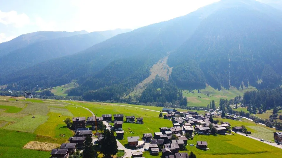 Unverbaubares Bauland am Waldesrand im Goms – foto 9 di 13