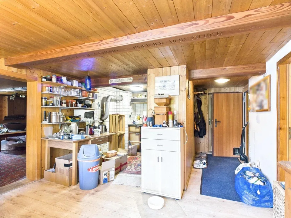 Altbauwohnung mit Nebengebäuden und Parkplätzen bei der Aletscharena