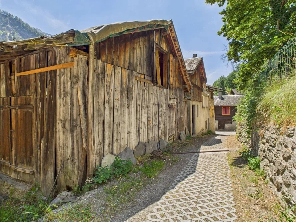 Altbauwohnung mit Nebengebäuden und Parkplätzen bei der Aletscharena – Foto 11 von 14