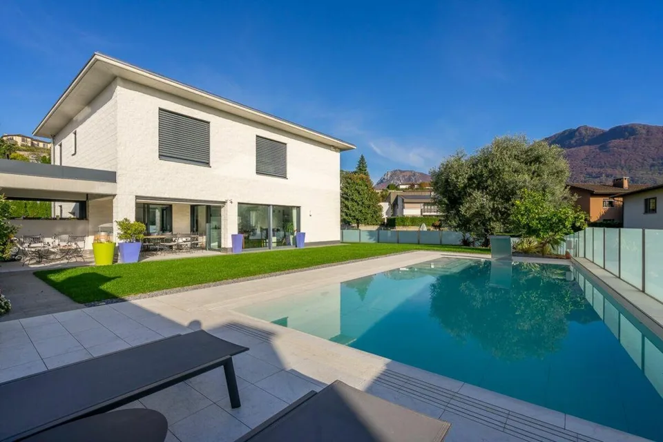 COMANO · MODERNA VILLA CON PISCINA E DOMOTICA AVANZATA