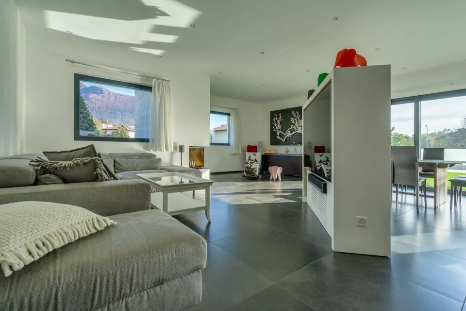 COMANO · MODERNA VILLA CON PISCINA E DOMOTICA AVANZATA
