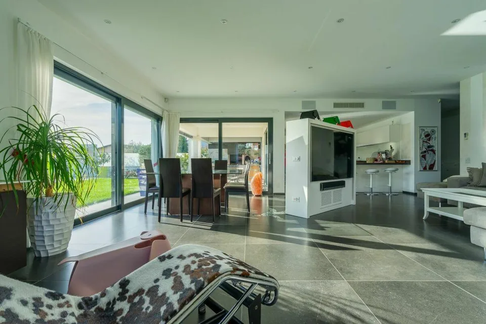 COMANO · MODERNA VILLA CON PISCINA E DOMOTICA AVANZATA