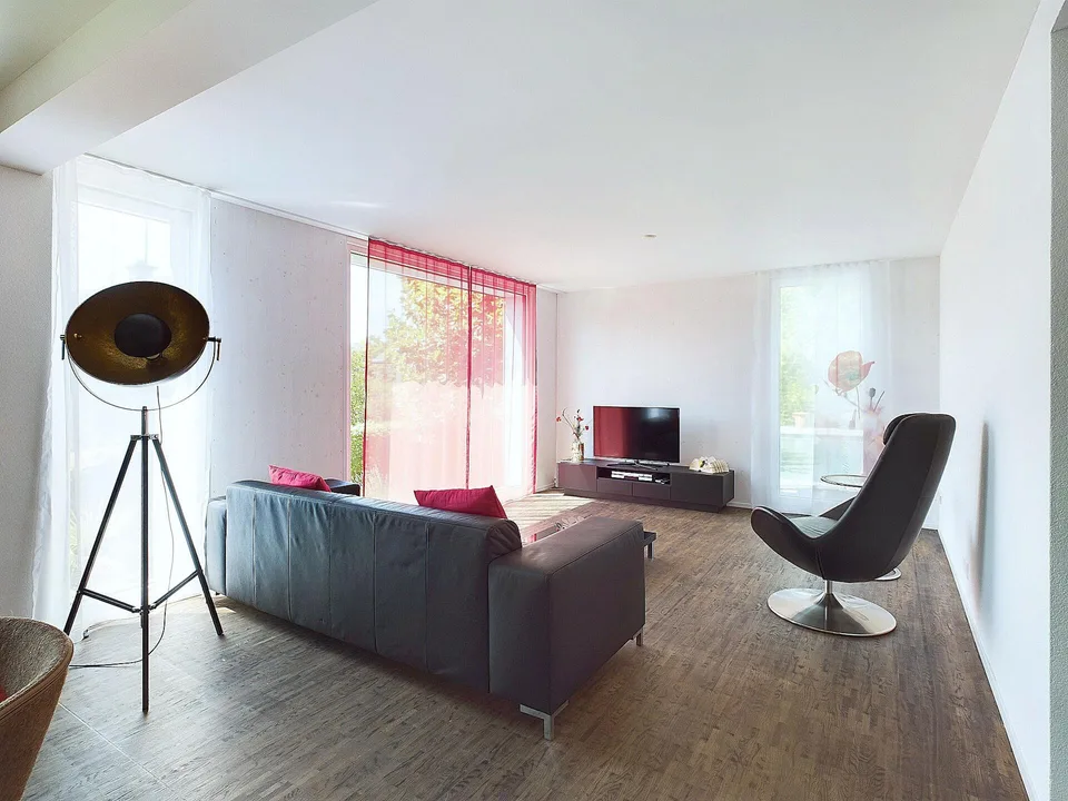 Exklusives Zweifamilienhaus mit Gartenoase und Pool an bevorzugter ...