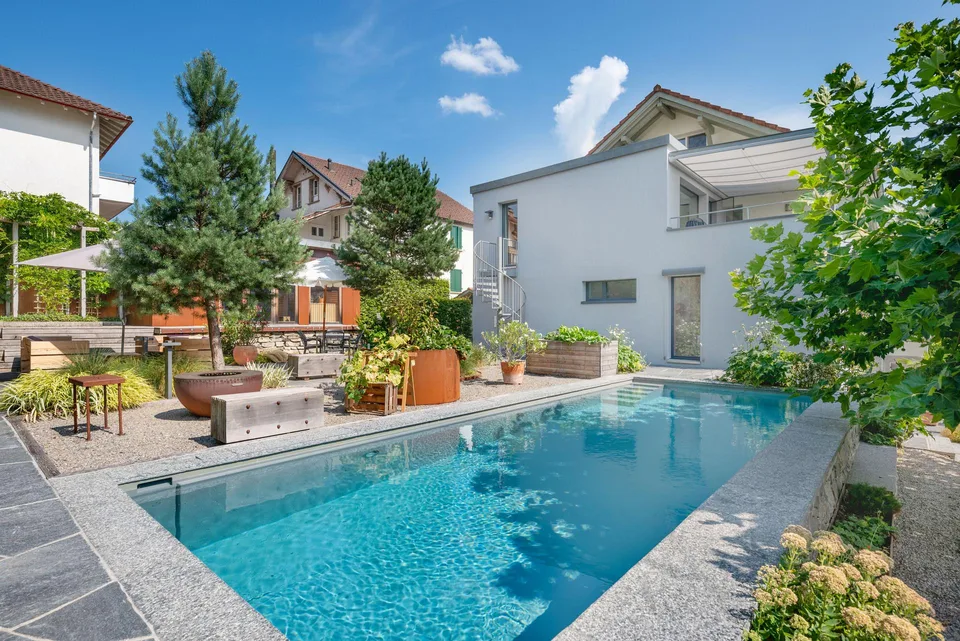 Exklusives Zweifamilienhaus mit Gartenoase und Pool an bevorzugter ...