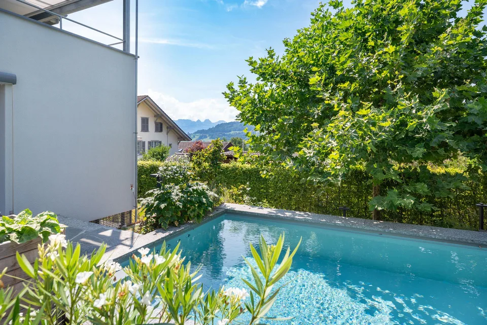 Exklusives Zweifamilienhaus mit Gartenoase und Pool an bevorzugter ...