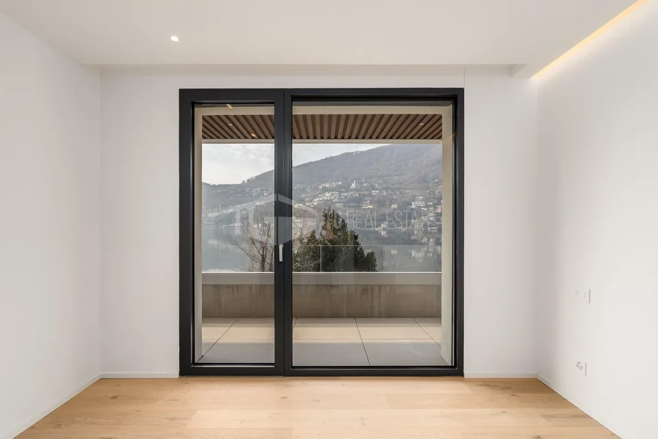 VILLA CONTEMPORANEA CON VISTA LAGO