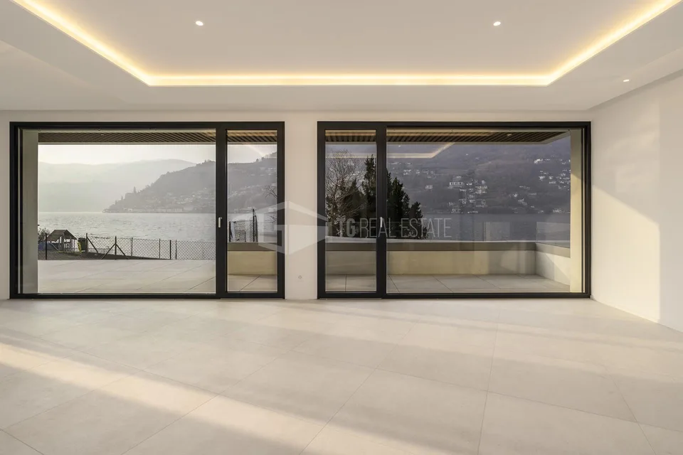 VILLA CONTEMPORANEA CON VISTA LAGO