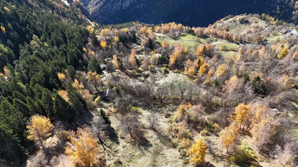 Sonniges Landwirtschaftsland mit Stall bei Leukerbad