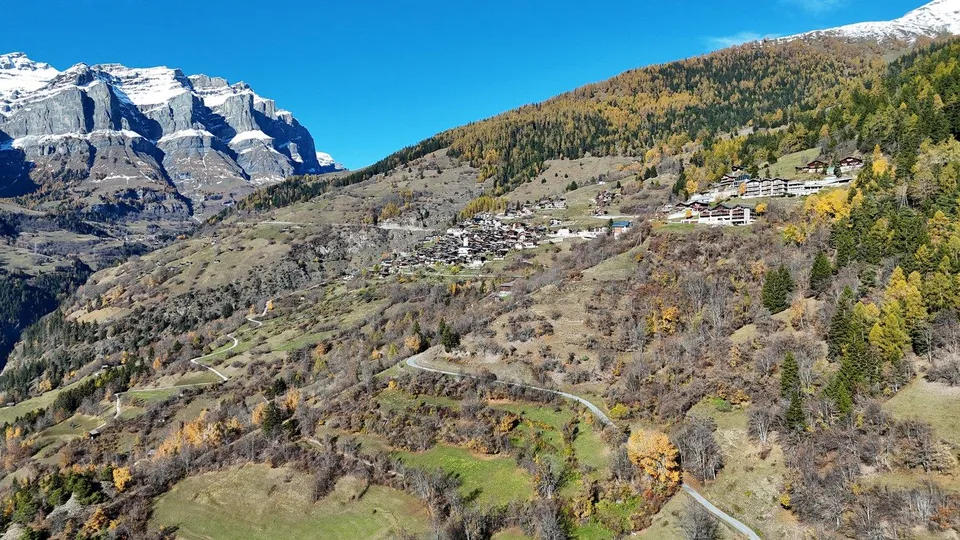 Sonniges Landwirtschaftsland mit Stall bei Leukerbad