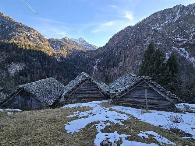 3 Rustici zum Ausbauen an sehr sonniger, ruhiger Aussichtslage / 3 ...