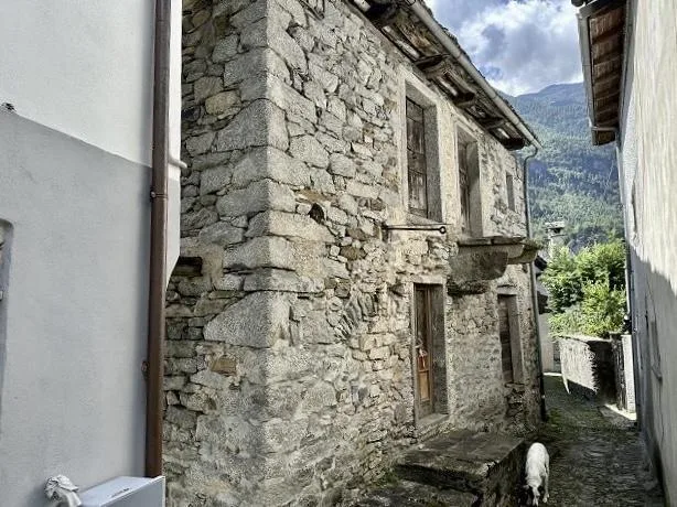 2-Zimmer-Dorfhaus zum Ausbauen / casa di 2 locali nel nucleo da ris...