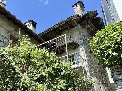 2-Zimmer-Dorfhaus zum Ausbauen / casa di 2 locali nel nucleo da ris...