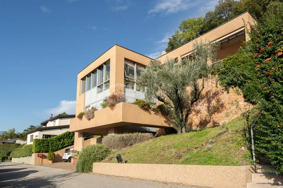 VILLA CON PISCINA E VISTA LAGO