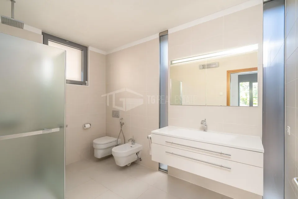 VILLA CON PISCINA E VISTA LAGO