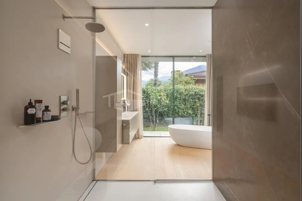 ELEGANTE VILLA MODERNA IMMERSA NEL VERDE