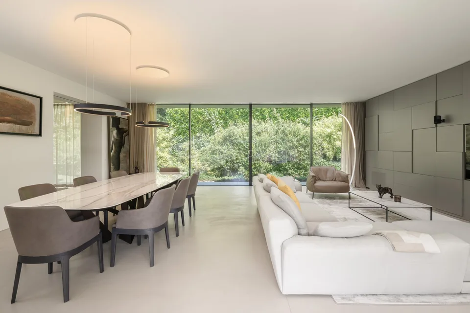 ELEGANTE VILLA MODERNA IMMERSA NEL VERDE