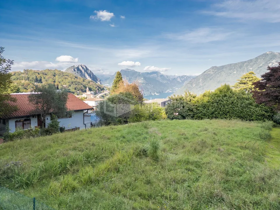 TERRENO EDIFICABILE PIANEGGIANTE CON VISTA LAGO PARZIALE.