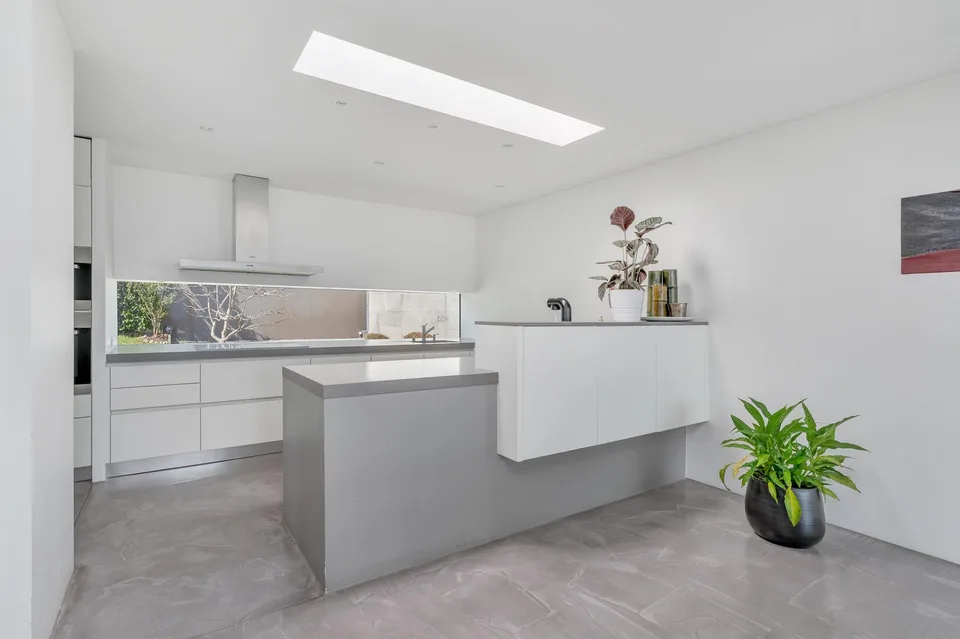 ESCLUSIVA VILLA DI DESIGN CON VISTA LAGO E PRIVACY ASSOLUTA