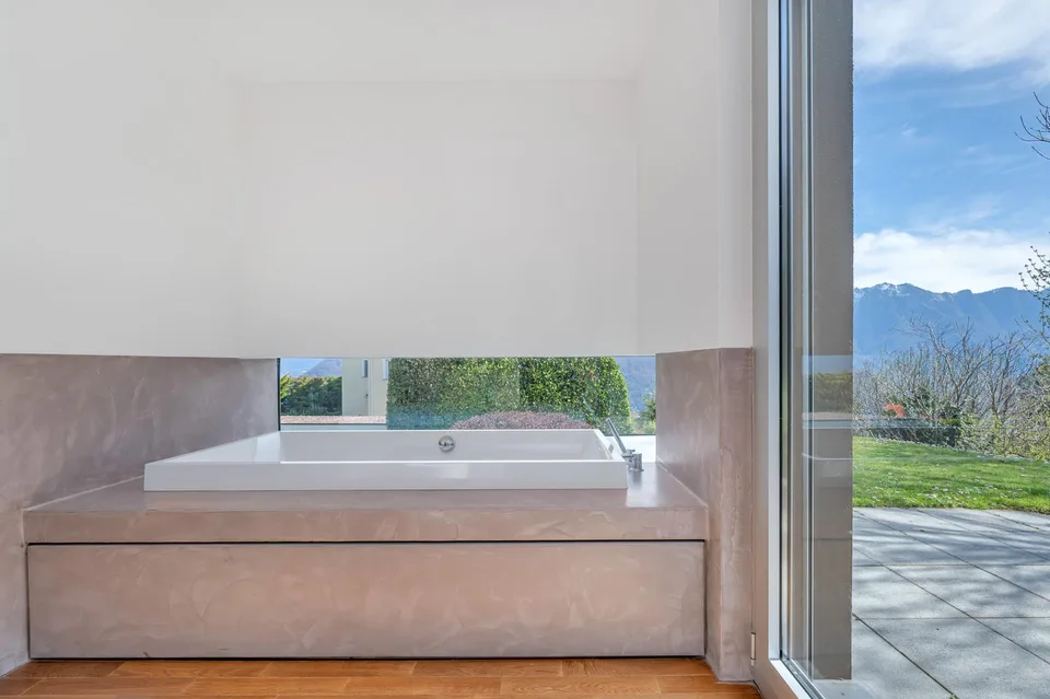 ESCLUSIVA VILLA DI DESIGN CON VISTA LAGO E PRIVACY ASSOLUTA