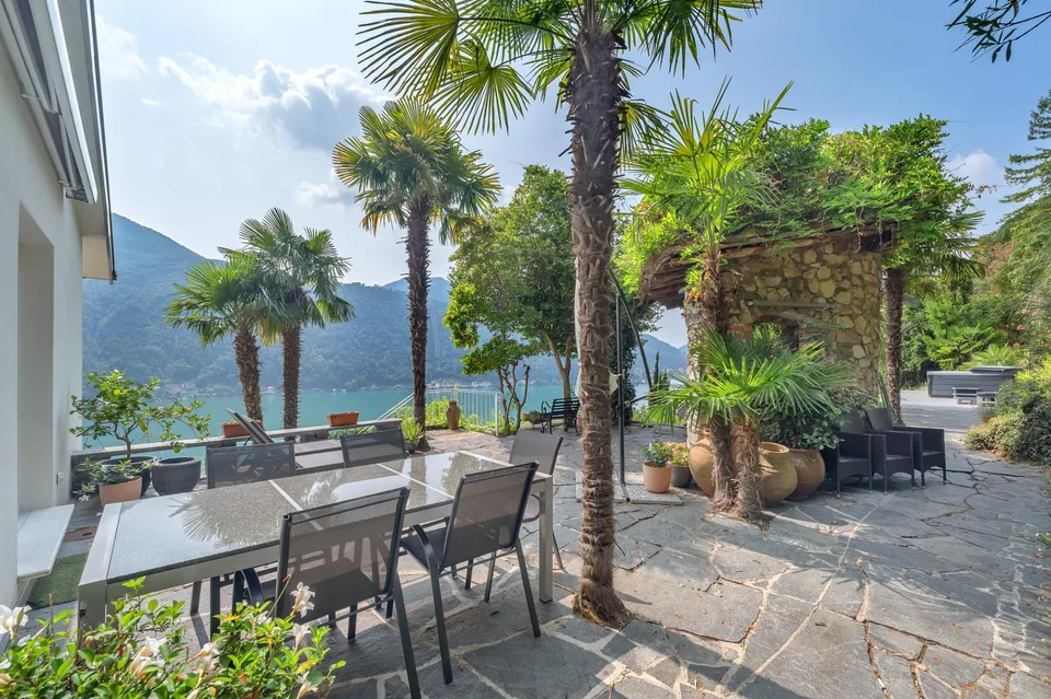 CASA VISTA LAGO CON GRANDE GIARDINO