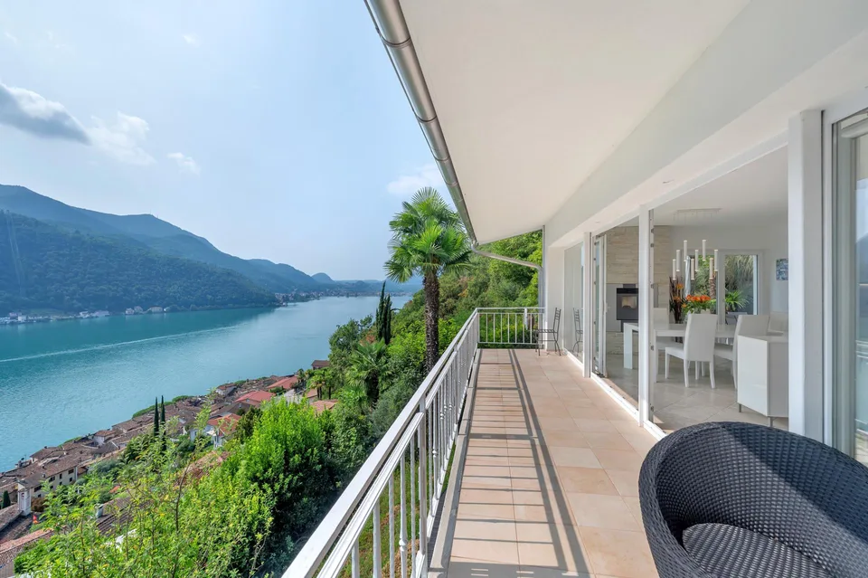 CASA VISTA LAGO CON GRANDE GIARDINO