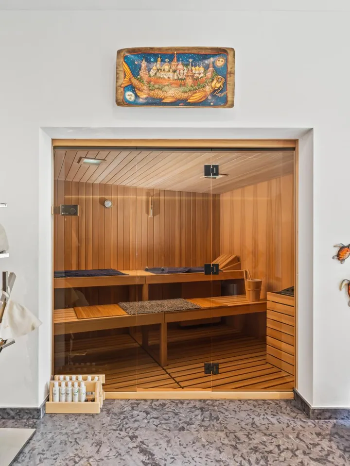 PRESTIGIOSA VILLA CON PISCINA NEI PRESSI DELLA TASIS